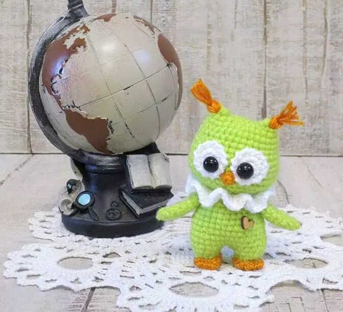 Free Easy Crochet Baby Owl Pattern: A Low Sew and Quick to Make Amigurumi project for DIY nursery decor.